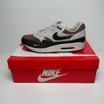 Nike air max 1 size? Exclusive considered 42.5, Nieuw, Ophalen of Verzenden, Bruin, Sneakers of Gympen