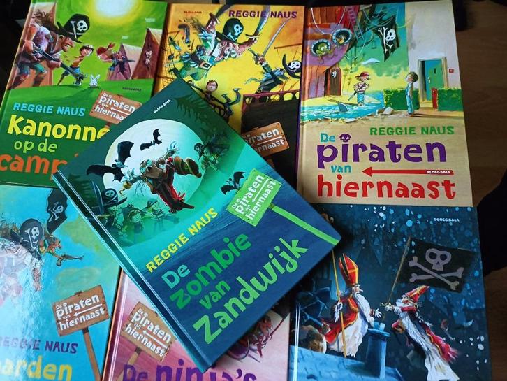 Reggie Naus - Piraten v Hiernaast compleet 7 delen, Boeken, Kinderboeken | Jeugd | onder 10 jaar, Gelezen, Fictie algemeen, Ophalen