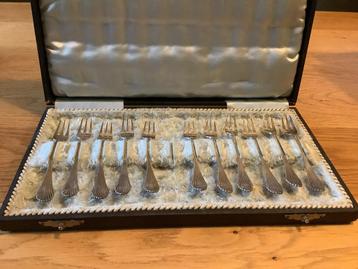 11 zilveren vorkjes in cassette palmet beschikbaar voor biedingen