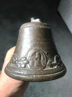 Bodemvondst bronzen bel mooi versierd, Antiek en Kunst, Verzenden, Brons