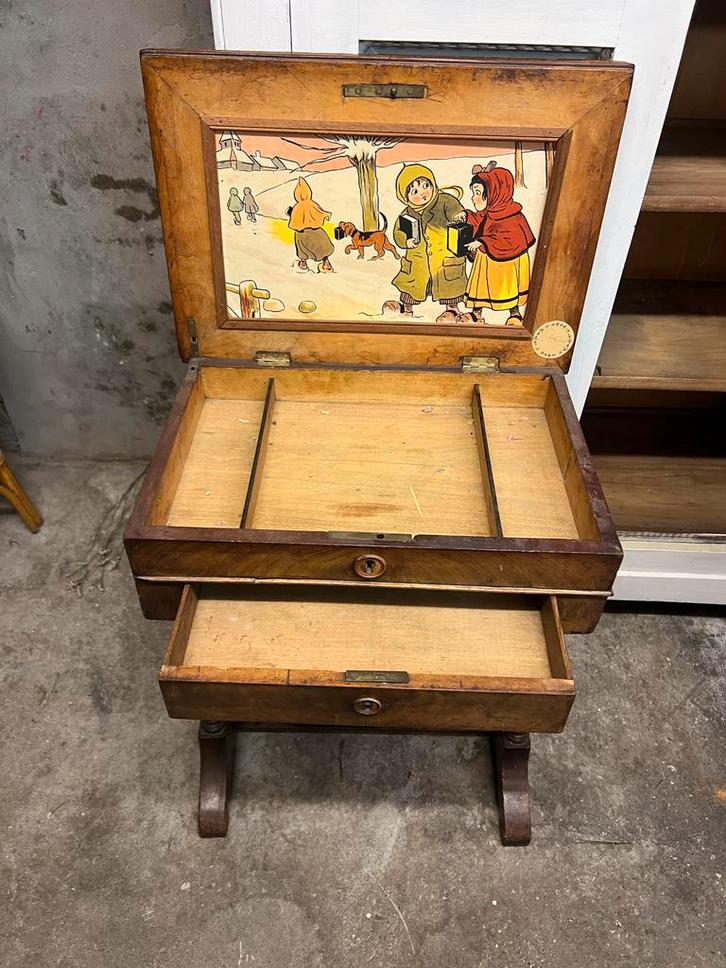 Antiek Houten Naaitafeltje met Afbeelding, Antiek en Kunst, Antiek | Meubels | Kasten, Ophalen of Verzenden