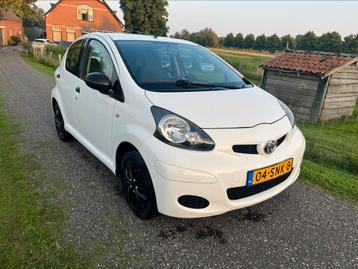 Toyota Aygo 1.0 12V Vvt-i 5DRS 2011 Wit beschikbaar voor biedingen