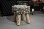 Hip krukje poef By-Boo Wool Stone hout & wol grijs naturel, Huis en Inrichting, Banken | Voetenbanken en Poefen, Hout, Minder dan 50 cm