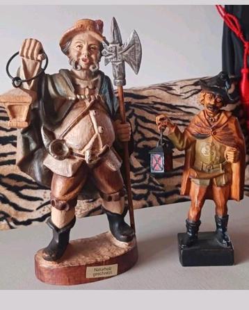 Beelden hout mannen met lantaarn  beschikbaar voor biedingen