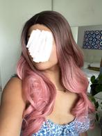 Nieuwe pruik lang haar pastel roze met golfjes, Ophalen of Verzenden, Nieuw, Pruik of Haarverlenging