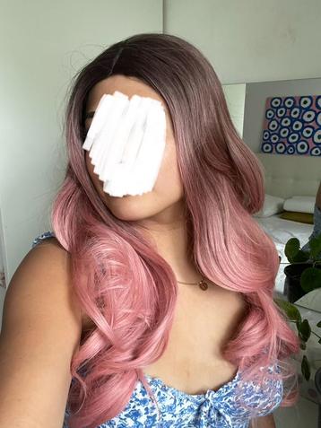 Nieuwe pruik lang haar pastel roze met golfjes beschikbaar voor biedingen