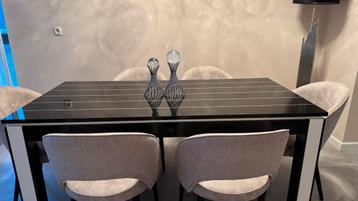 Eettafel met salontafel compleet beschikbaar voor biedingen