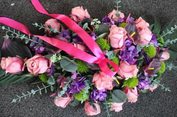 Rouwstuk "Pink Ribbon" gemaakt van hoogwaardige kunstbloemen beschikbaar voor biedingen