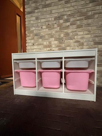 Witte Ikea speelgoed kast met Roze Bakken beschikbaar voor biedingen