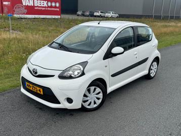 Toyota Aygo 1.0 E-vti 68 5-DRS 2012 wit airco beschikbaar voor biedingen