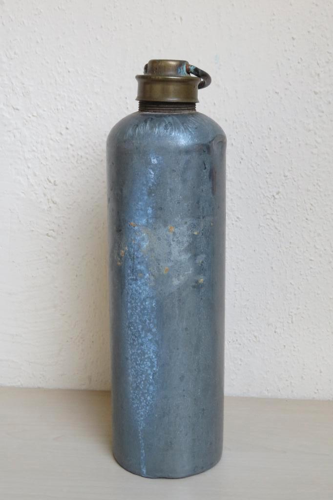 Vintage ijzeren kruik, met wit-blauwe kruikenzak, Verzamelen, Retro, Huis en Inrichting, Ophalen of Verzenden