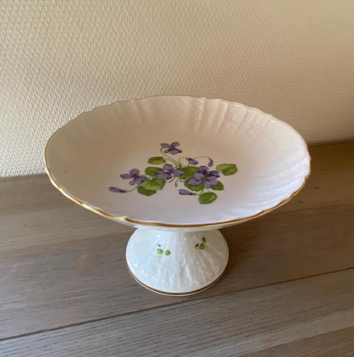 Vintage gebaksschaal  / Schaal AK Kaiser porselein viooltjes, Verzamelen, Porselein, Kristal en Bestek, Zo goed als nieuw, Bord of Schaal