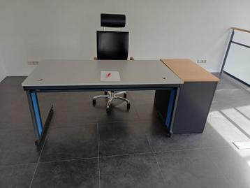 Kantoorinrichting: 4 bureaus, stoelen & ladeblokken beschikbaar voor biedingen