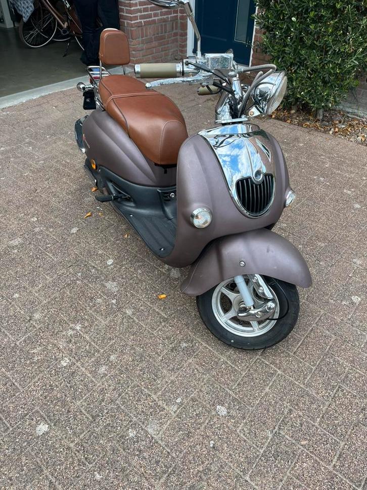 Senzo scooter (weinig km), Fietsen en Brommers, Snorfietsen en Snorscooters, Gebruikt, Overige merken, Benzine, Ophalen