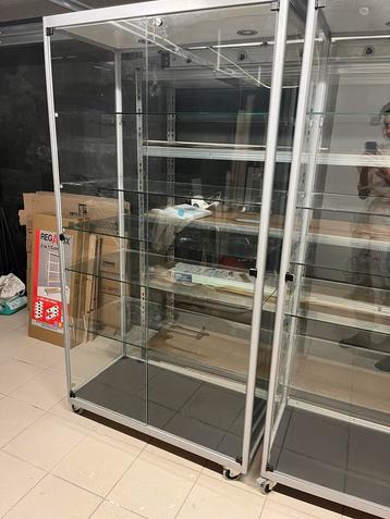 Glazen vitrine kast beschikbaar voor biedingen