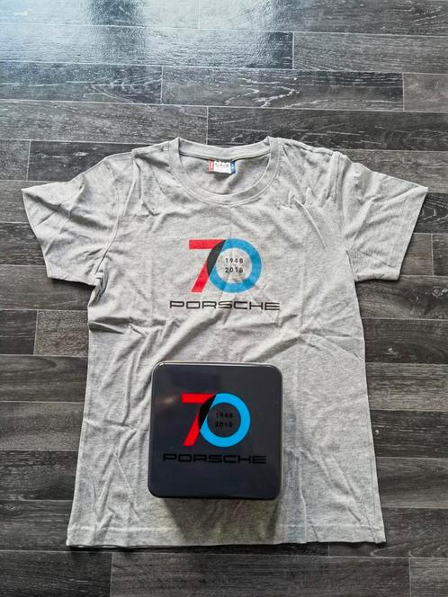 Origineel porsche 70 jaar jubileum t-shirt in bijbehorende, Kleding | Heren, T-shirts, Zo goed als nieuw, Maat 46 (S) of kleiner