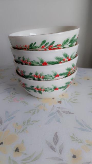 4 porseleinen Kerstkommen uit het Albert Heijn Kerstservies beschikbaar voor biedingen