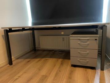 Groot stevig bureau met ladeblok