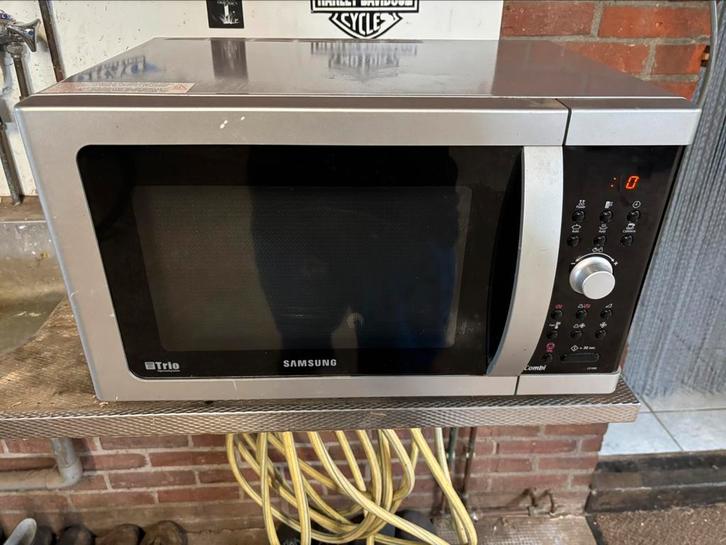 Combimagnetron Samsung, Witgoed en Apparatuur, Magnetrons, Gebruikt, Vrijstaand, Combimagnetron, 45 tot 60 cm, Grill, Hete lucht