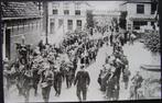 Lemmer of Makkum (?), Koninginne optocht door de Kerkstraat, Ophalen of Verzenden, Voor 1920, Ongelopen, Friesland