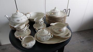 Zeer compleet 33-delig antiek servies van Mosa Maastricht beschikbaar voor biedingen