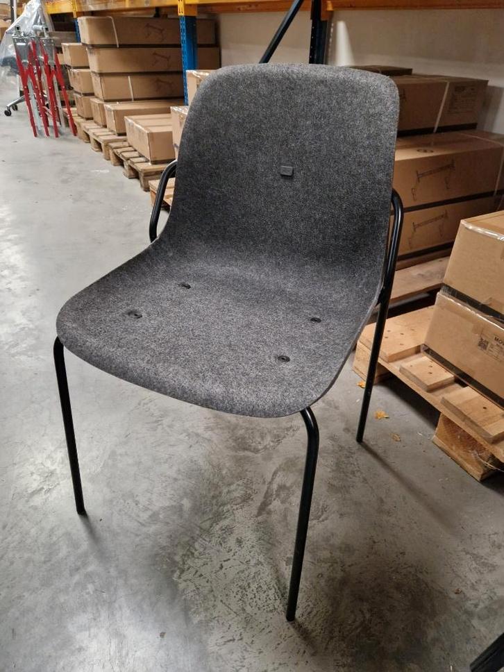Vepa Kantinestoel / Vergaderstoel – Filt – Zwarte Poten, Huis en Inrichting, Stoelen, Gebruikt, Twee, Metaal, Stof, Grijs, Ophalen