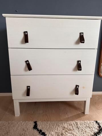 Houten grenen ladenkast wit met leren handgrepen beschikbaar voor biedingen