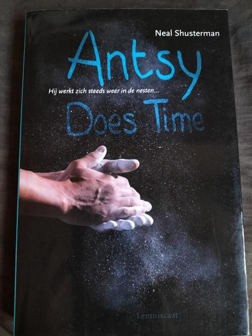 Neal Shusterman - Antsy Does Time (NL, Young Adult, YA), Boeken, Fantasy, Zo goed als nieuw, Ophalen of Verzenden