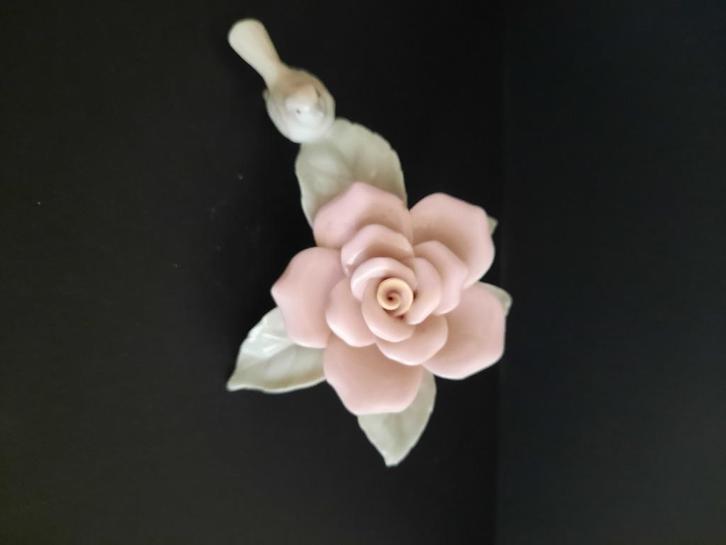 Roos met vogeltje van porselein, Verzamelen, Beelden en Beeldjes, Zo goed als nieuw, Overige typen, Ophalen of Verzenden