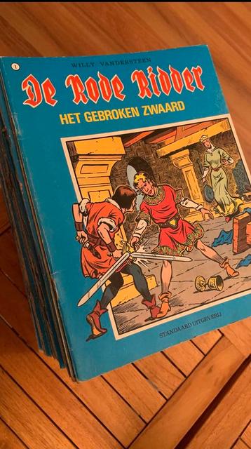 Grote stapel rode ridders.  beschikbaar voor biedingen