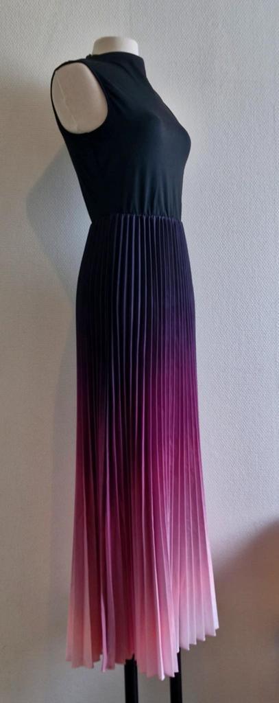 Schitterende jurk in de kleuren zwart paars en roze mt 36 38, Kleding | Dames, Jurken, Zo goed als nieuw, Maat 36 (S), Zwart, Onder de knie