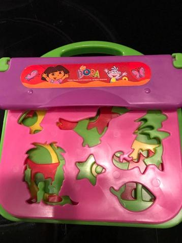 Knutselspullen en knutselkist met veel knutselspullen beschikbaar voor biedingen