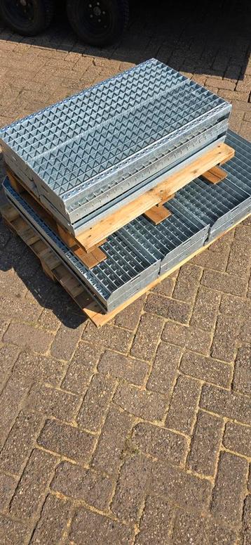 Traptreden 8x 800x230mm en 12x 800x270mm verzinkte treden beschikbaar voor biedingen