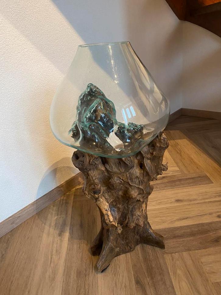 Mondgeblazen glazen vaas op hout stronk boomstam, Huis en Inrichting, Woonaccessoires | Zuilen en Pilaren, Zo goed als nieuw, Ophalen