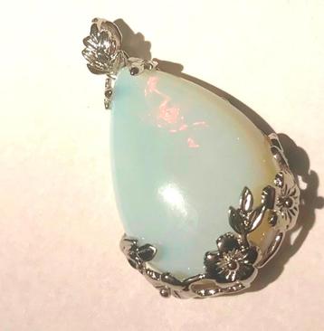 Mooie grote Waterdruppel Opalite Hanger in sierlijke setting beschikbaar voor biedingen