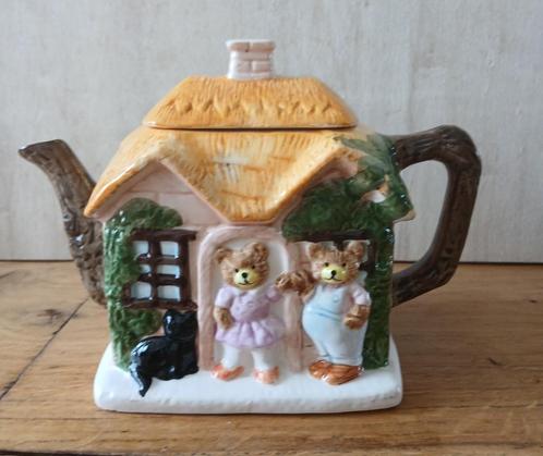 Decoratieve theepot van keramiek met huisje, beren en kat, Huis en Inrichting, Keuken | Servies, Zo goed als nieuw, Overige typen
