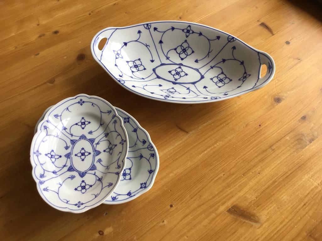Saksisch blauwe broodschaal "Jager", Huis en Inrichting, Keuken | Servies, Ophalen, Gebruikt, Schaal of Schalen, Overige stijlen