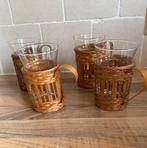 4 vintage theeglazen / 6 frisdrank glazen in rieten houder, Glas of Glazen, Ophalen of Verzenden, Overige stijlen, Glas