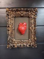 Bloody heart anatomisch hart in barok lijst Silly art, Verzamelen, Beelden en Beeldjes, Ophalen of Verzenden