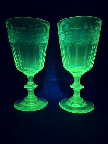 2  antieke wijnglazen met inscriptie ( mangaan glas ) beschikbaar voor biedingen