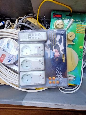 partij scart hdmi kabels opladers routers etc. 3 dozen vol beschikbaar voor biedingen