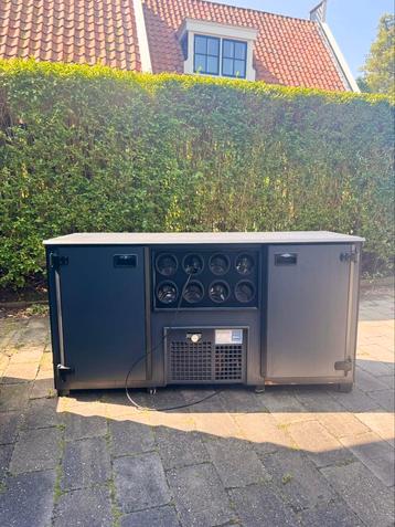 Professionele gekoelde barkast met bekerdispensers beschikbaar voor biedingen