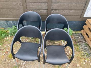 4 leuke zwarte tuinstoeltjes beschikbaar voor biedingen