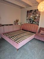 160 x 200 Roze veloers bed Made . Com, Huis en Inrichting, Slaapkamer | Slaapbanken, Tweepersoons, Ophalen of Verzenden, Zo goed als nieuw