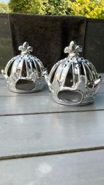 Zilverkleurige kronen met Franse lelie, waxinelichthouders., Huis en Inrichting, Ophalen of Verzenden, Zo goed als nieuw
