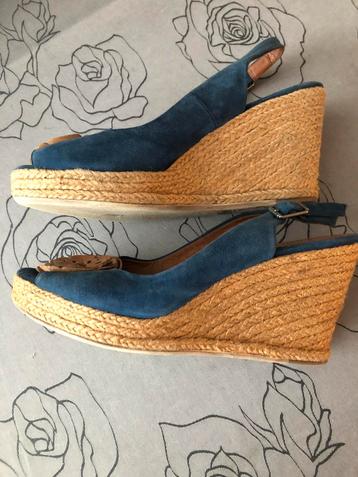 Damespumps, mt 39. Sleehak. Blauw suede met bloem. Nieuwst.! beschikbaar voor biedingen