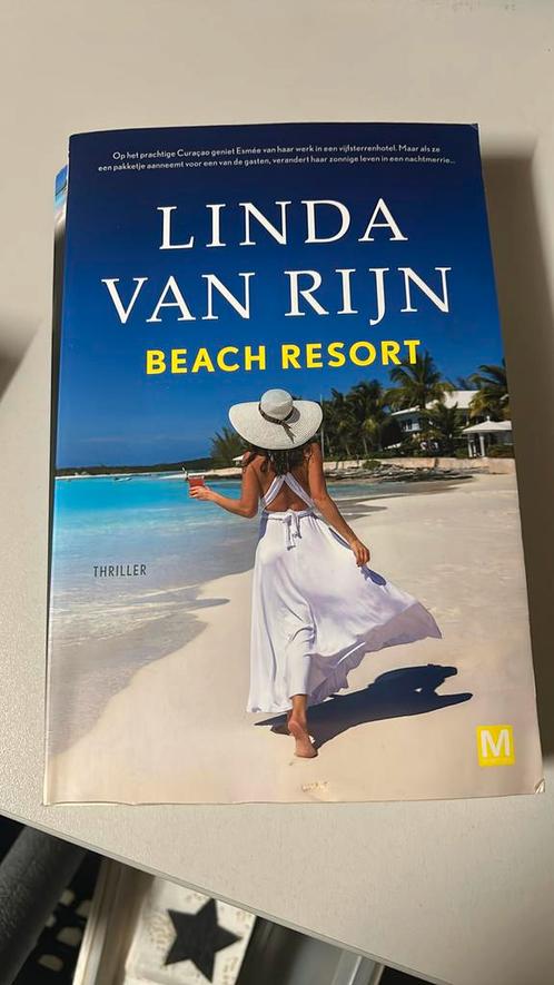 Linda van Rijn - Beach Resort, Boeken, Thrillers, Zo goed als nieuw, Nederland, Ophalen of Verzenden