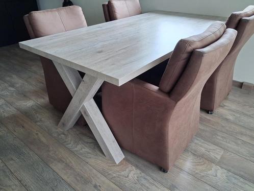 Eettafel met 4 stoelen en Twee 3 zits banken Western leder, Huis en Inrichting, Complete inboedels, Ophalen