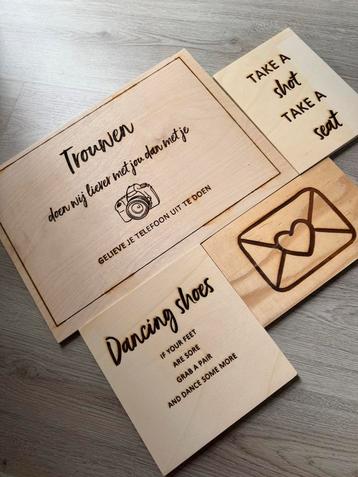 Bruiloftsaccessoires van hout beschikbaar voor biedingen