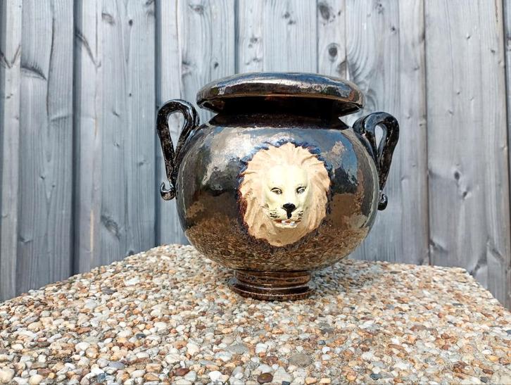 Decoratieve geglazuurde keramieken Pot met Leeuwenkoppen, Antiek en Kunst, Antiek | Keramiek en Aardewerk, Ophalen of Verzenden